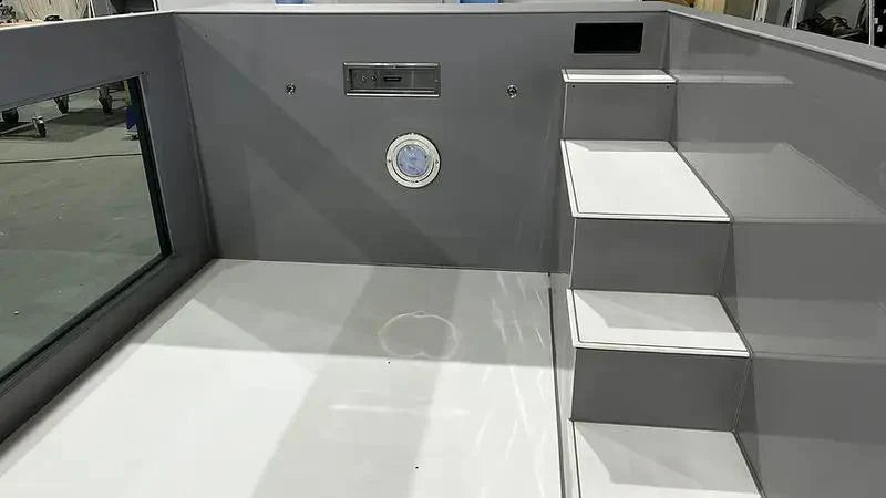 Piscina em polipropileno com as dimensões de 6,5 m x 2,5 m e janela com 4 m de largura.
