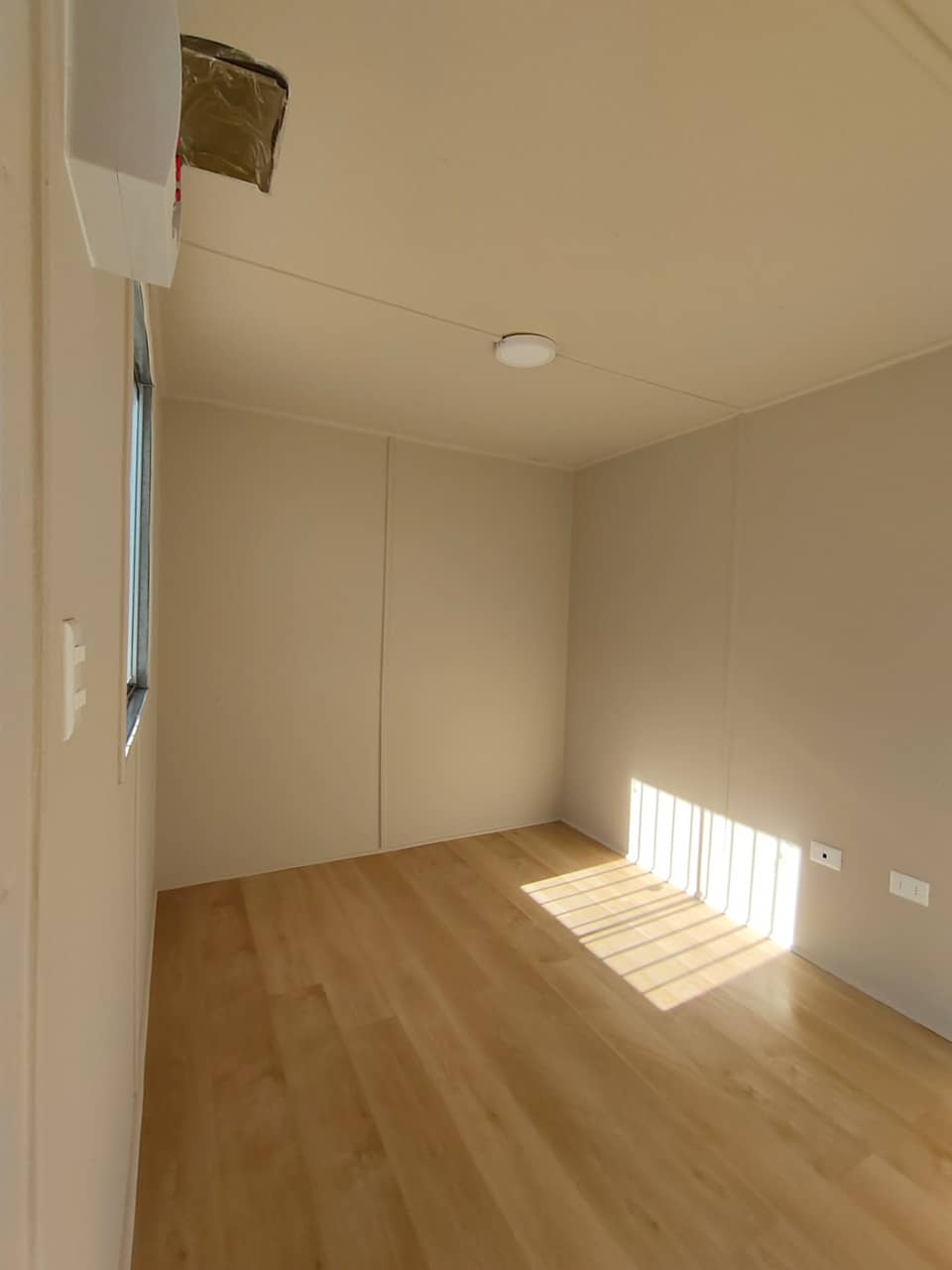 Módulo de escritório com casa de banho, com 20 pes de comprimento. (Ref: CB20-003)